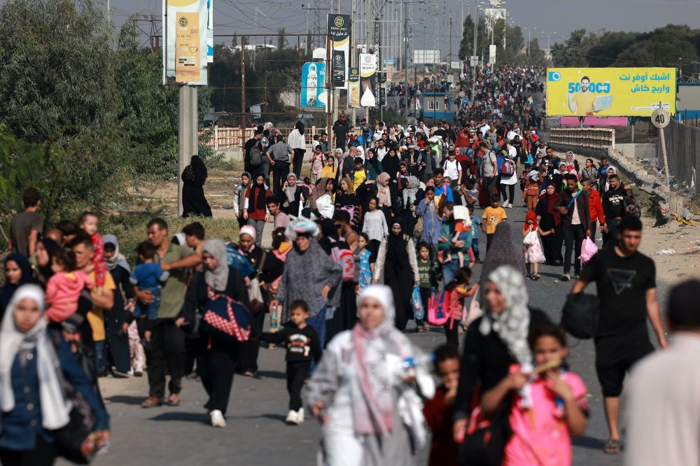 Palestinos que fogem da Cidade de Gaza e de outras partes do norte de Gaza em direção às áreas do sul caminham por uma estrada em 8 de novembro de 2023