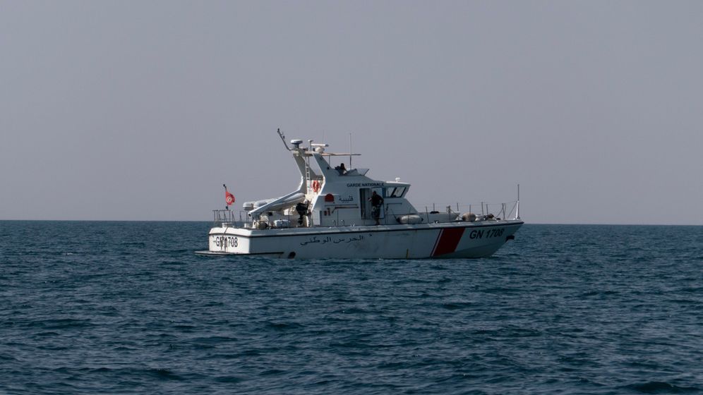 AP Photo/Bassem Aouini חיפושים אחר גופות המהגרים מתוניסיה שטבעו למוות סמוך לאיטליה