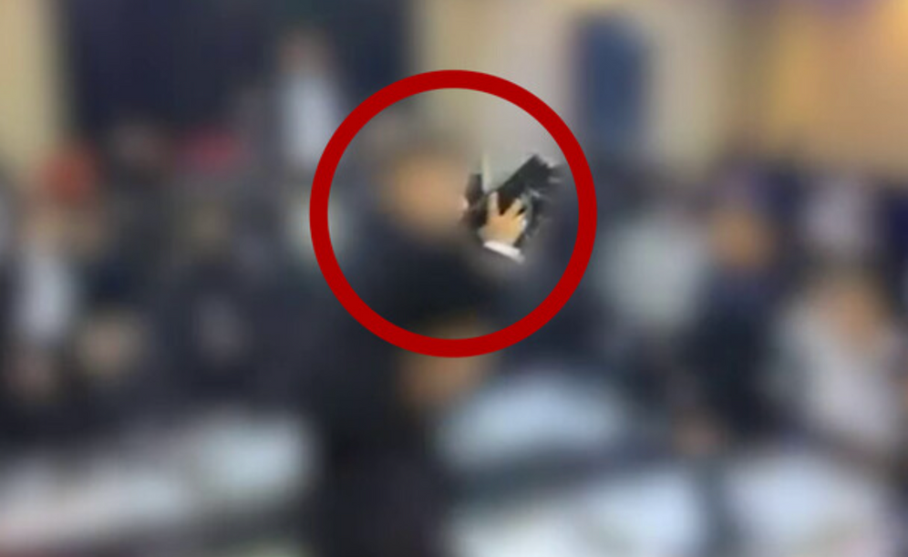 Un enfant de 4 ans danse avec un pistolet lors d'un mariage | 