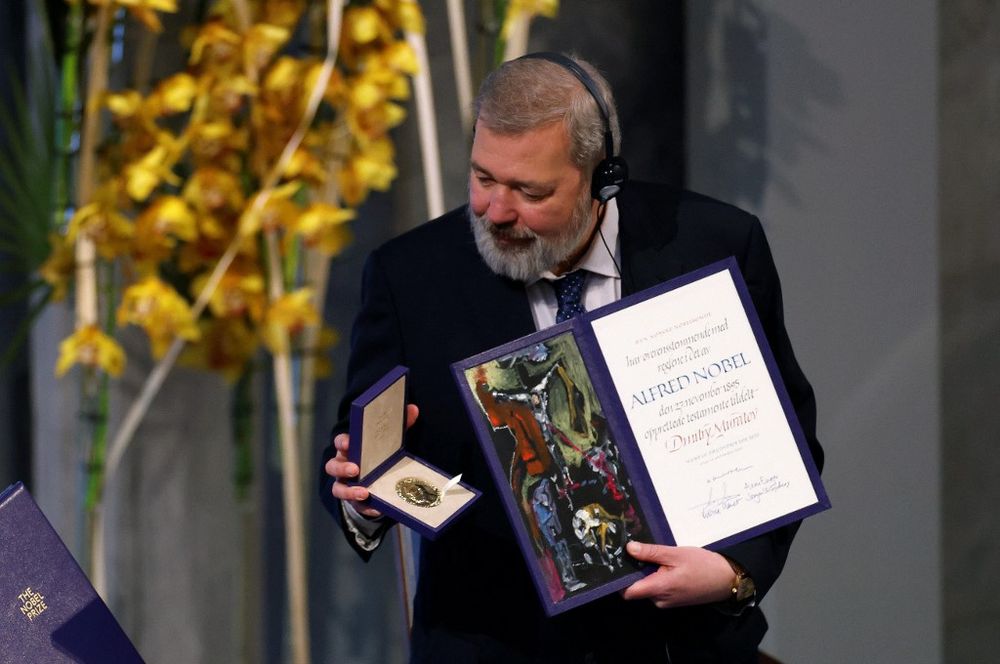 Dmitri Mouratov reçoit le prix Nobel de la paix le 10 décembre 2021 à Oslo en Norvège