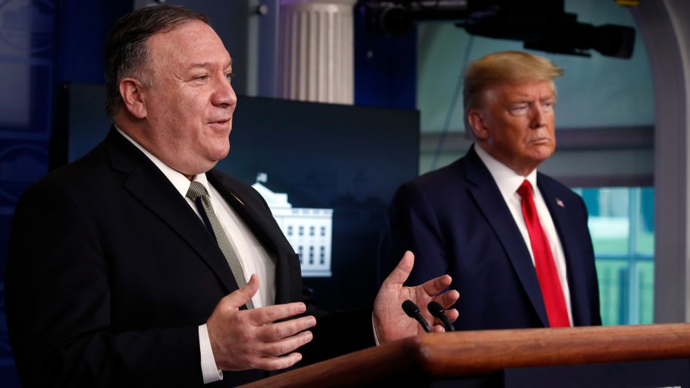 AP Photo/Alex Brandon מייק פומפיאו, מזכיר המדינה של ארה"ב, והנשיא דונלד טראמפ