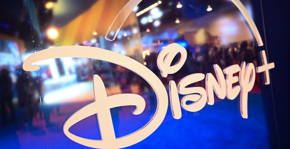 يظهر المعجبون في شعار ديزني خلال معرض والت ديزني D23 في أنهايم، كاليفورنيا، في 9 سبتمبر 2022.