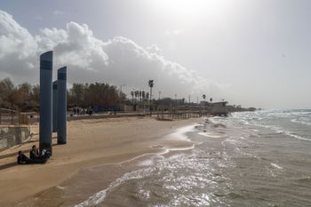 יוסי אלוני, פלאש 90 חוף בת גלים בחיפה, ארכיון