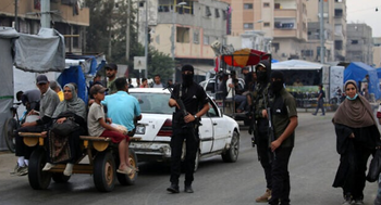 Des membres des forces de sécurité intérieure loyales au Hamas sont déployés dans le camp de réfugiés de Nuseirat, au centre de la bande de Gaza, le 12 octobre 2025.