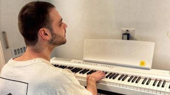 אלון אהל שב לנגן על פסנתר