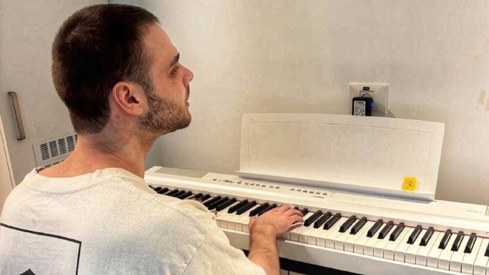 L'ex-otage Alon Ohel joue du piano