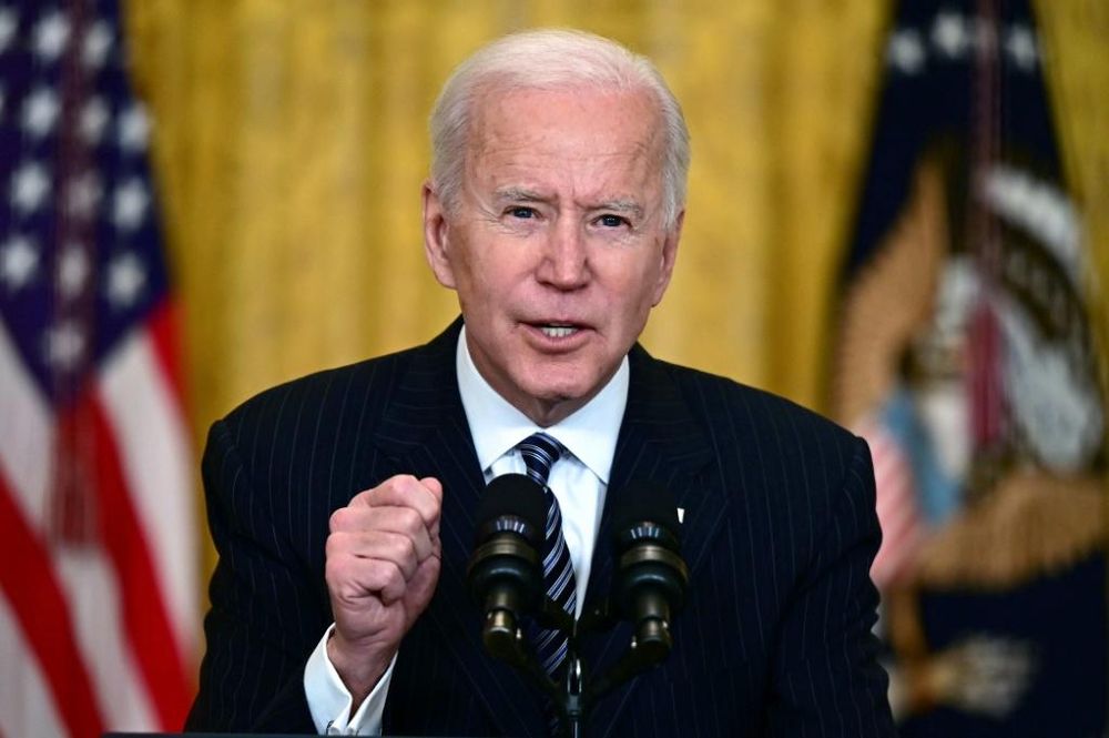 Le président américain Joe Biden s'entretient avec des journalistes lors de la première conférence de presse de sa présidence dans la East Room de la Maison Blanche le 25 mars 2021 à Washington, DC.
