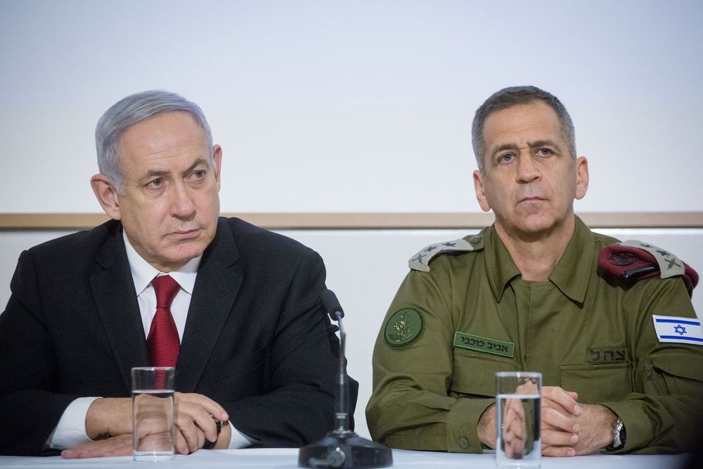 Benjamin Netanyahu (L) and Aviv Kochavi