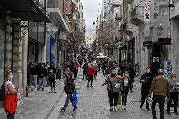 Des personnes marchent dans la principale rue commerçante d'Athènes