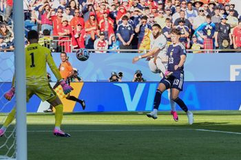 إسماعيل صيباري، لاعب المنتخب المغربي (الثاني من اليمين)، يسجل هدف فريقه الافتتاحي خلال مباراة المجموعة الثالثة من كأس العالم لكرة القدم بين اسكتلندا والمغرب في فوكسبورو، ماساتشوستس، بالقرب من بوسطن، يوم الجمعة 19 يونيو 2026.