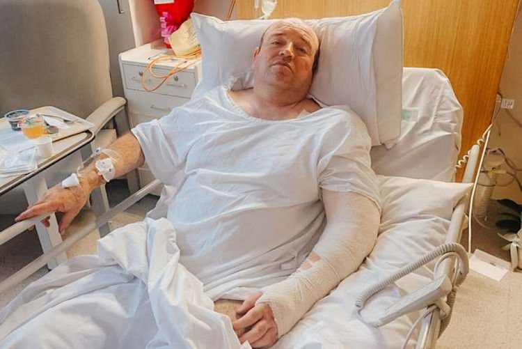 Ahmed al Ahmad sur son lit d'hôpital 