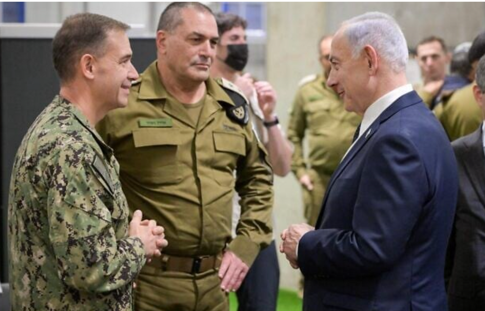 نتنياهو وايال زامير في مقر القيادة في كريات غات - صورة توثيقية