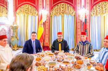 في هذه الصورة التي قدمها القصر الملكي، الملك المغربي محمد السادس، وسط، رئيس الوزراء الإسباني بيدرو سانشيز، الثاني من اليسار، ولي العهد الأمير مولاي الحسن، الثاني من اليمين، الأمير مولاي رشيد، شقيق الملك، يمين، ورئيس الوزراء المغربي عزيز أخنوش. على اليسار، التقطت الصورة قبل تناول وجبة الإفطار،  في مقر الملك الملكي في سلا، المغرب، الخميس 7 أبريل 2022.