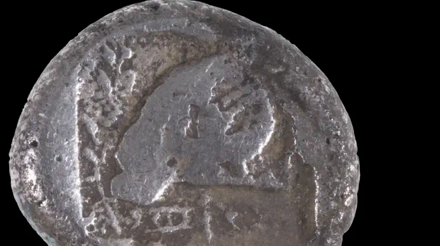 Une rare pièce chypriote vieille de 2.500 ans découverte sur une plage d'Ashdod