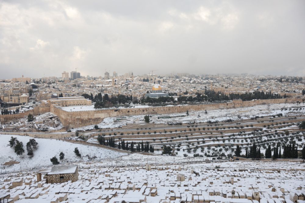Vue du Dôme du Rocher dans la vieille ville de Jérusalem depuis le Mont des Oliviers recouvert de neige, alors qu'une forte tempête frappe le pays, le 27 janvier 2022. P