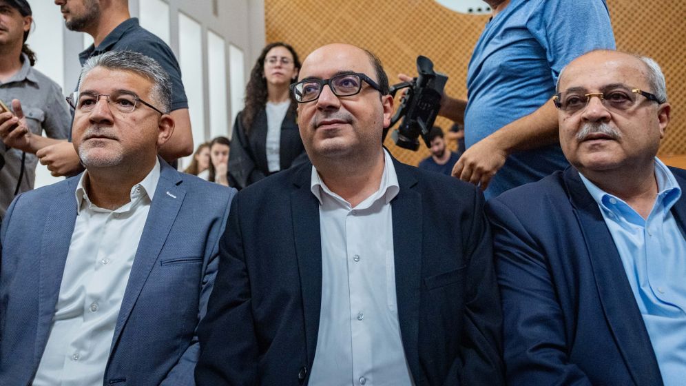 יונתן זינדל/פלאש 90 אחמד טיבי, סאמי אבו-שחאדה ועופר כסיף בדיון בג"ץ בפסילת המפלגות הערביות, 01.10.26