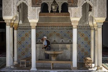 صورة لنافورة بالزليج المغرربي بمسجد القرويين(تأسس بين عامي 857 و 859 م) في مدينة فاس المغربية