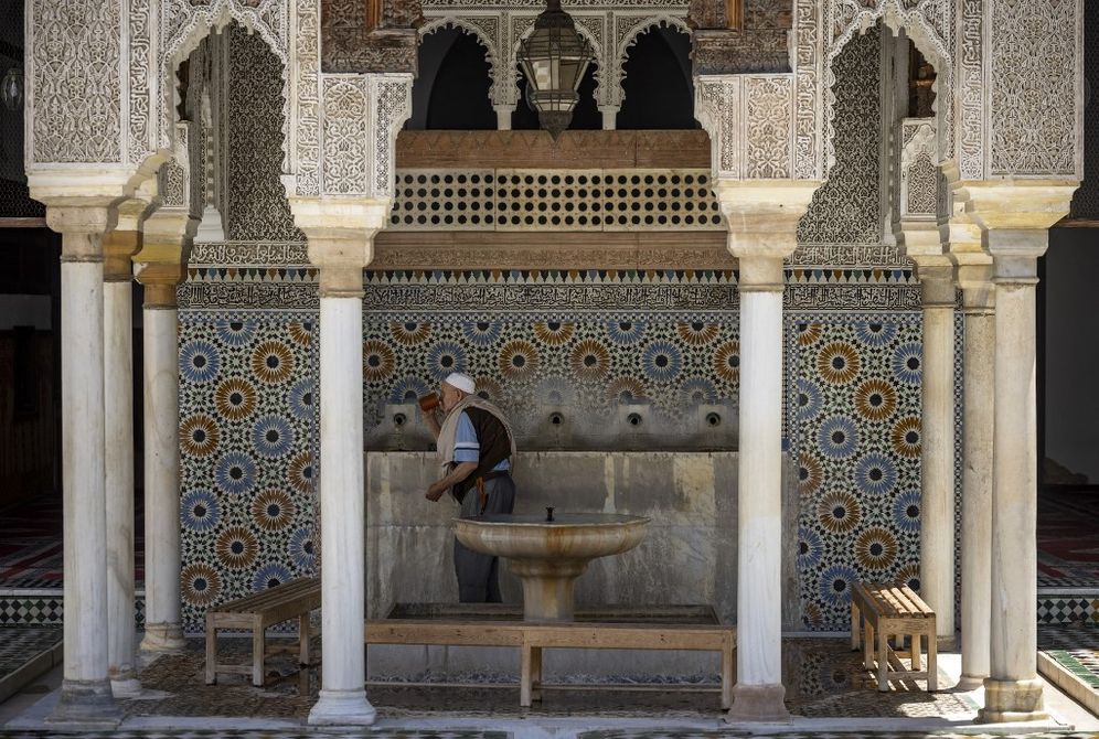 صورة لنافورة بالزليج المغرربي بمسجد القرويين(تأسس بين عامي 857 و 859 م) في مدينة فاس المغربية