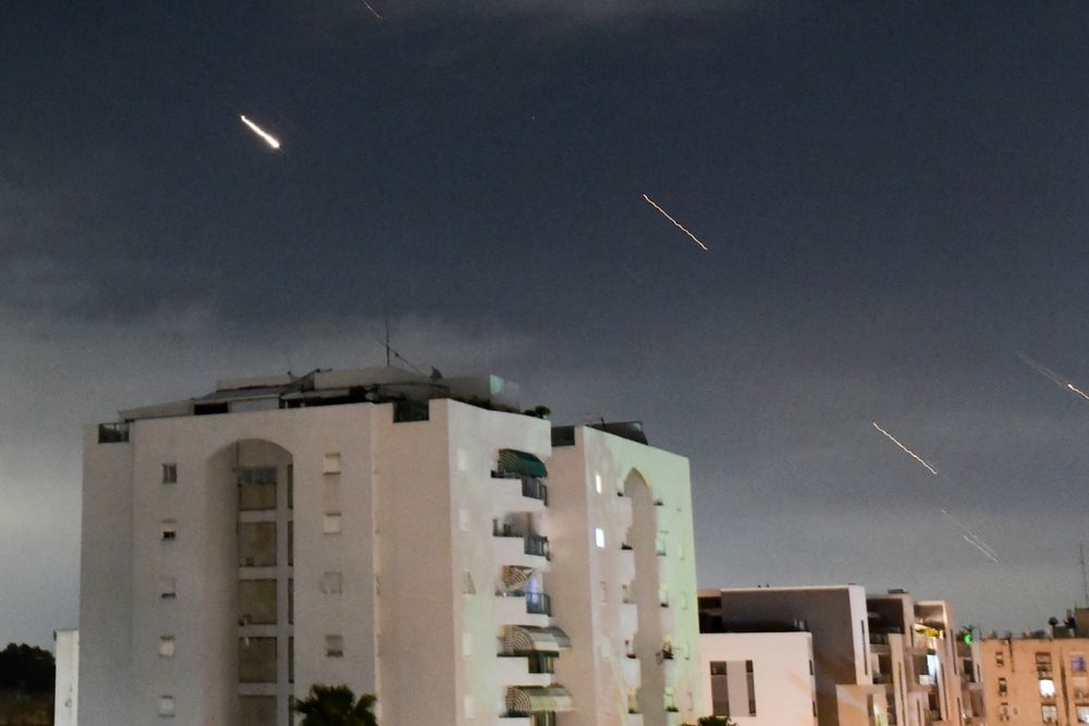 Le système de défense aérienne israélien Iron Dome intercepte des missiles tirés depuis l'Iran, dans le centre d'Israël, dimanche 14 avril 2024