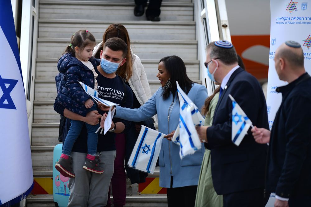 Des immigrants juifs ukrainiens arrivent à l'aéroport Ben Gurion de Tel Aviv, en Israël, dans le cadre d'une Aliyah d'Ukraine, le 20 février 2022.
