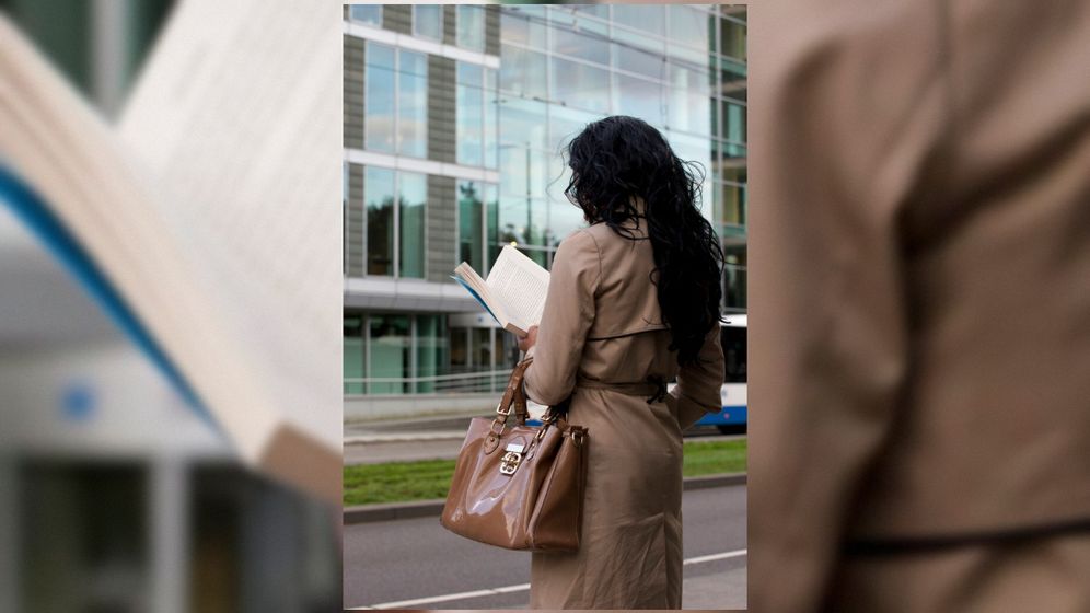 אישה בסביבה עירונית, ארכיון, למצולמים ולמקום אין קשר לכתוב בידיעה