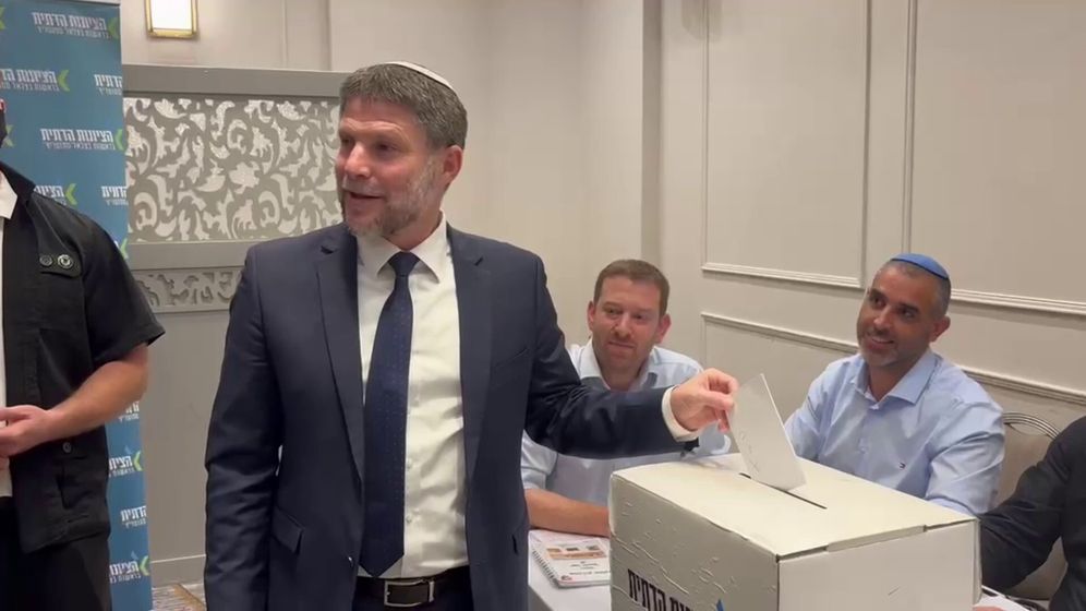 הציונות הדתית בצלאל סמוטריץ' מצביע בפריימריז של מפלגת הציונות הדתית, 26.07.26