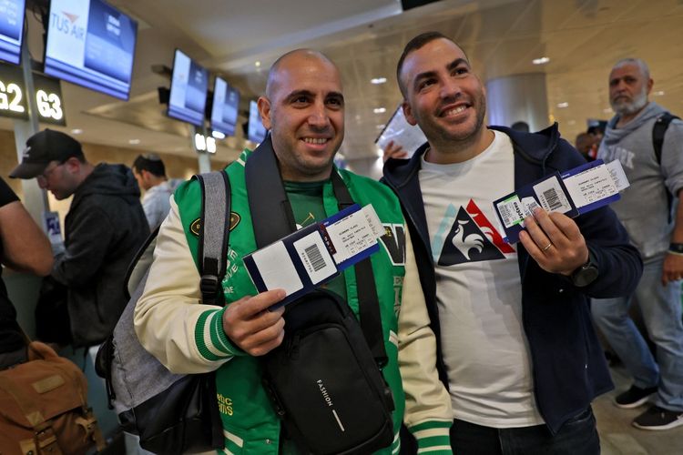 Des supporters israéliens s'apprêtent à embarquer dans le premier vol reliant Israël au Qatar pour assister au Mondial, le 20 novembre 2022