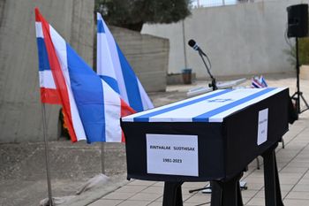 ארונו של החטף החלל סותטיסאק רינטלאק בטקס הפרידה בנתב"ג