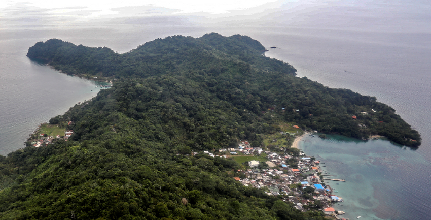 Image d'illustration - Vue aérienne des villages de La Miel, au Panama, et de Sapzurro (R), en Colombie, lors d'une mission de surveillance