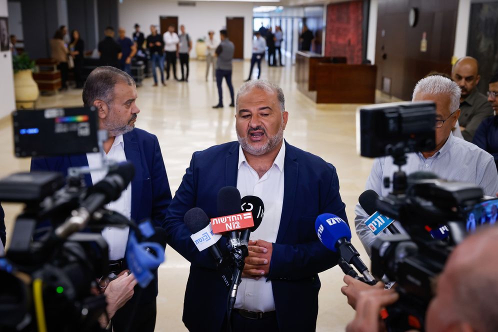 Olivier Fitoussi/Flash90 Le président du parti Raam, Mansour Abbas, fait une déclaration à la presse à la Knesset, à Jérusalem, le 11 mai 2022