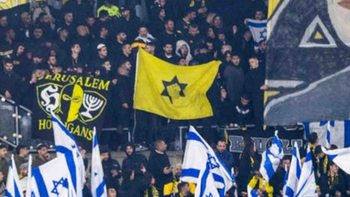 يتم رفع علم حركة "كاخ"، التي أُخرجت عن القانون في إسرائيل، من قبل مشجعي بيتار القدس.