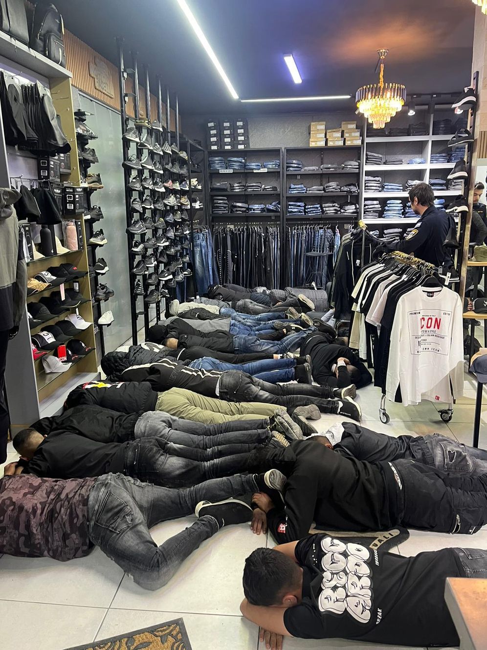 8 חשודים נעצרו ונשק נתפס בחנות חליפות