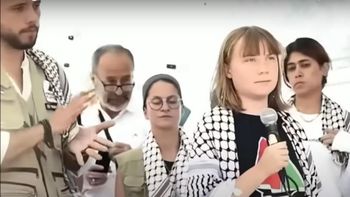 Zaher Birawi, responsable du secteur Hamas de l'APCP au Royaume-Uni, derrière les dirigeants de la flottille (deuxième à partir de la gauche)
