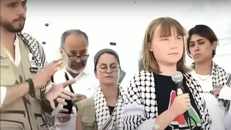 Zaher Birawi, responsable du secteur Hamas de l'APCP au Royaume-Uni, derrière les dirigeants de la flottille (deuxième à partir de la gauche)
