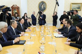 في هذه الصورة التي التقطتها ونشرتها وزارة الخارجية الروسية في 24 ديسمبر 2025، يظهر وزير الخارجية الروسي سيرغي لافروف وهو يلتقي بوزير الخارجية السوري وشؤون المغتربين أسعد الشيباني في موسكو.