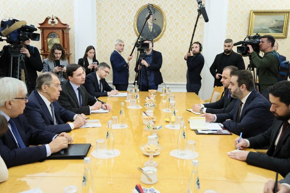 في هذه الصورة التي التقطتها ونشرتها وزارة الخارجية الروسية في 24 ديسمبر 2025، يظهر وزير الخارجية الروسي سيرغي لافروف وهو يلتقي بوزير الخارجية السوري وشؤون المغتربين أسعد الشيباني في موسكو.