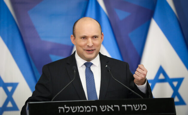 Le Premier ministre Naftali Bennett tient une conférence de presse sur la base militaire de Kirya à Tel Aviv, le 11 janvier 2022.