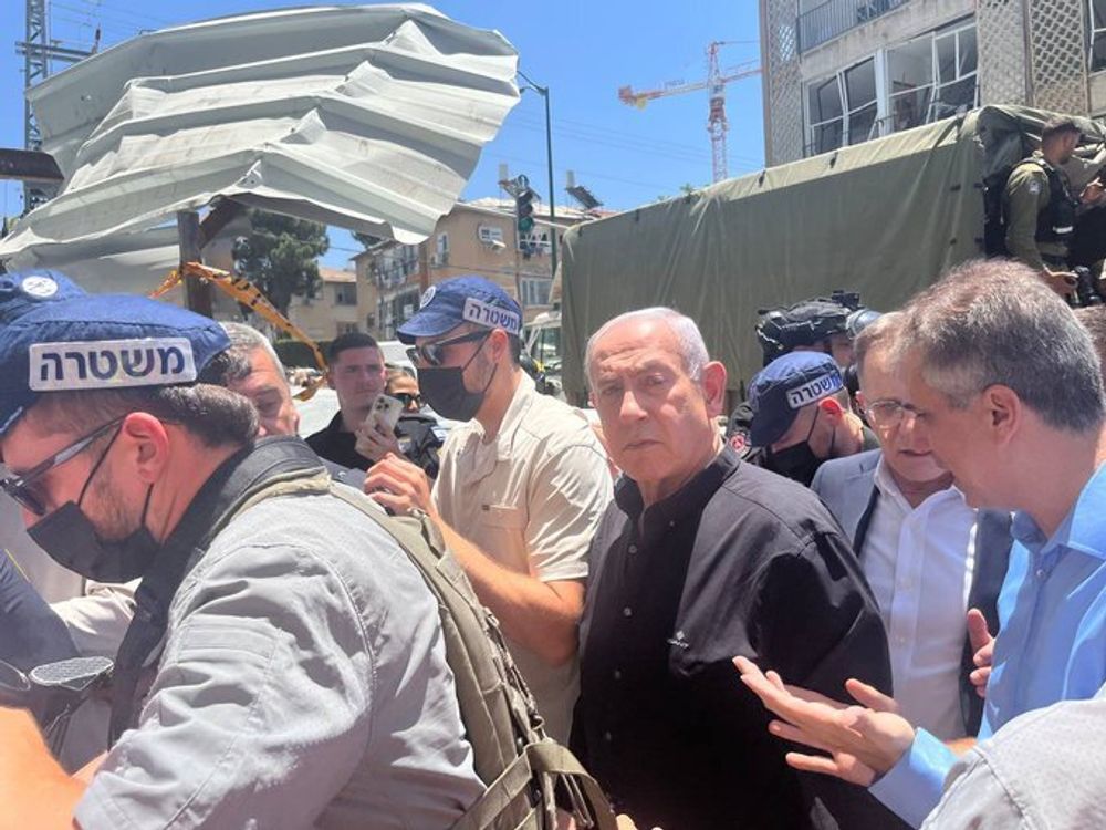 Benjamin Netanyahou sur les lieux de l'impact du missile iranien à Bat Yam, dimanche 15 juin 2025