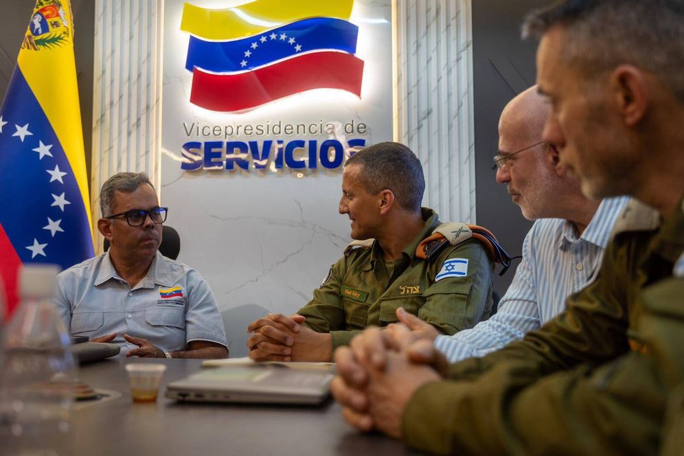 L'ambassadeur Yoad Magen et le général de brigade Elad Edri rencontrent le ministre vénézuélien des Infrastructures.