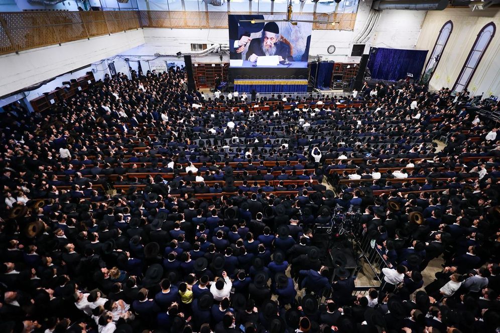 - מאות בשיעור של מנהיג דגל התורה הרב לנדו בבני ברק