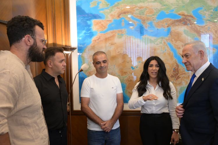 Le Premier ministre Benjamin Netanyahou a rencontré les héros du vol en provenance de Dubaï : Yaniv Hayoun, Or Fradilov, le Dr Shota Musayev et son épouse Sigalit