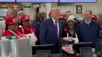ترامب يفاجئ زبائن The Varsity في جورجيا… ويقف خلف صندوق الدفع!