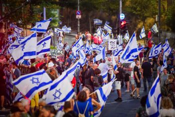 Des militants  manifestent contre la réforme judiciaire du gouvernement, à Tel Aviv, le 19 août 2023