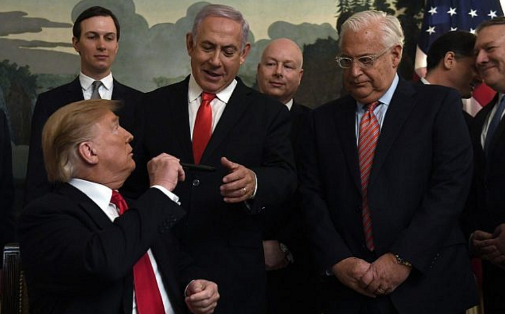 Le président américain Donald Trump et le Premier ministre israélien Benyamin Netanyahou à la Maison Blanche à Washington, le 25 mars 2019 avec l'ex-ambassadeur américain en Israël David Friedman,