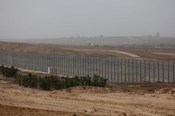 Portion de la barrière de protection anti-infiltrations érigée par Israël à la frontière avec la bande de Gaza, le 8 décembre 2021