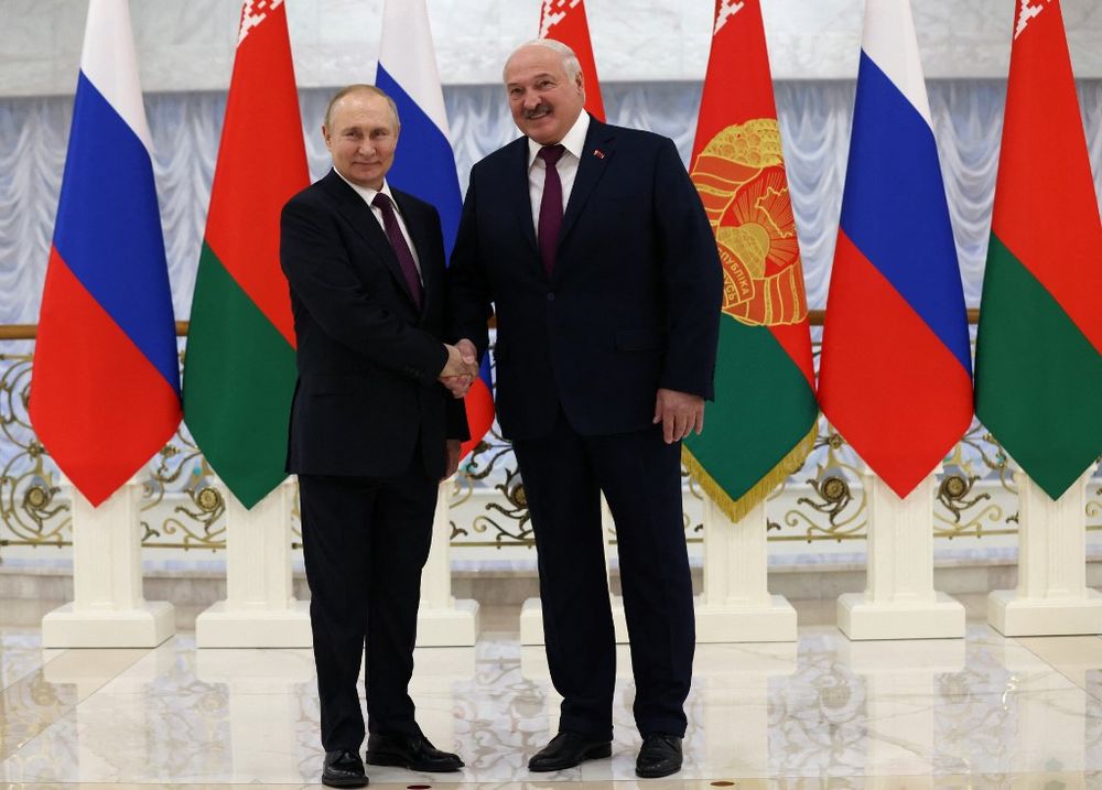 Le président russe Vladimir Poutine et son homologue biélorusse Alexandre Loukachenko au Palais de l'indépendance à Minsk, en Biélorussie, le 19 décembre 2022.