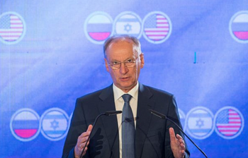 Le secrétaire du Conseil de sécurité russe Nikolaï Patrushev s'exprime lors d'un sommet trilatéral avec Israël et les États-Unis à l'hôtel Orient à Jérusalem, le 25 juin 2019.