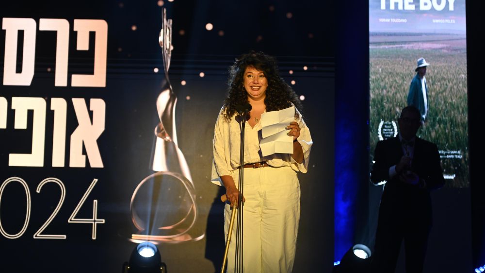 Shay-Li Atari, veuve de feu Yahav Viner, reçoit en son nom le prix du meilleur court-métrage de fiction pour "L'Enfant", le 16 septembre 2024