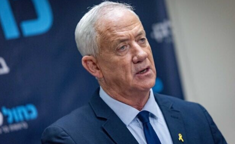 Le député Benny Gantz préside une réunion de faction à la Knesset le 14 juillet 2025.