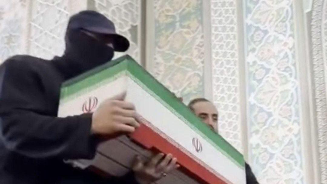 لغز الرجل المقنع في تشييع خامنئي.. هل كان مجتبى خامنئي؟